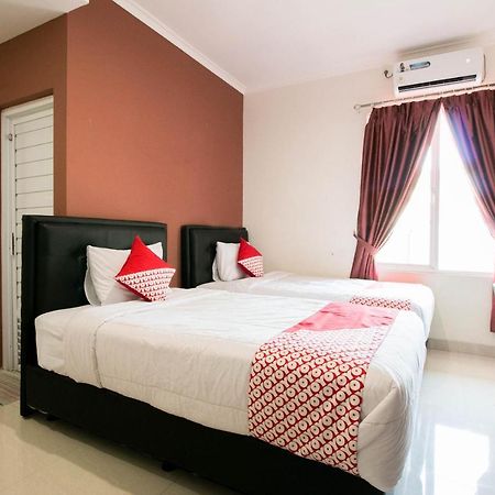 Hotel OYO 1975 Bale Ikite Makassar Exterior foto